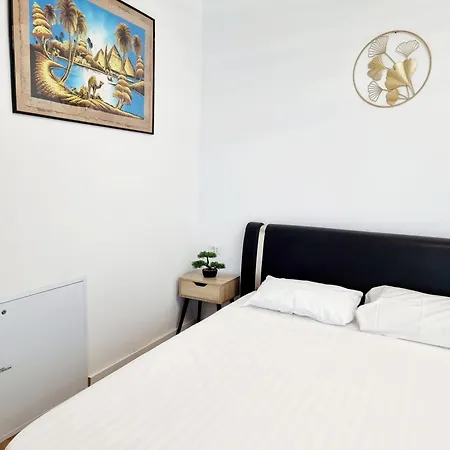 Black & White - Endless Summer Mamaia Nord Apartment *