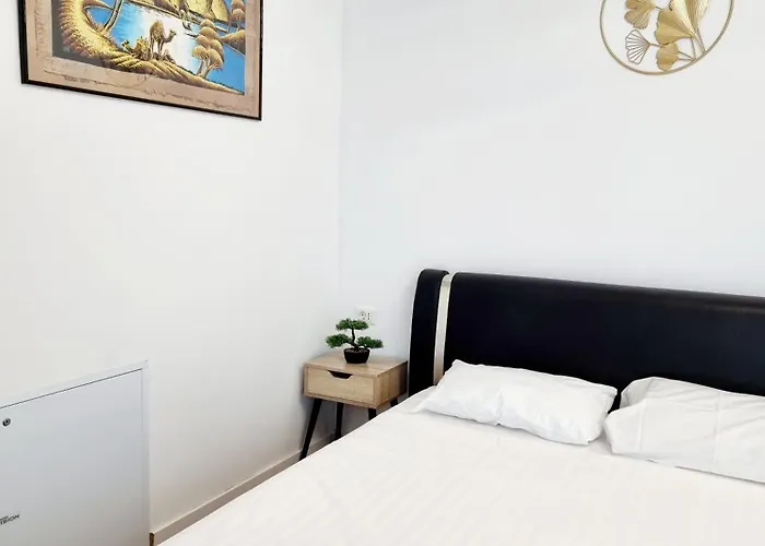 Black & White - Endless Summer Mamaia Nord Apartment *